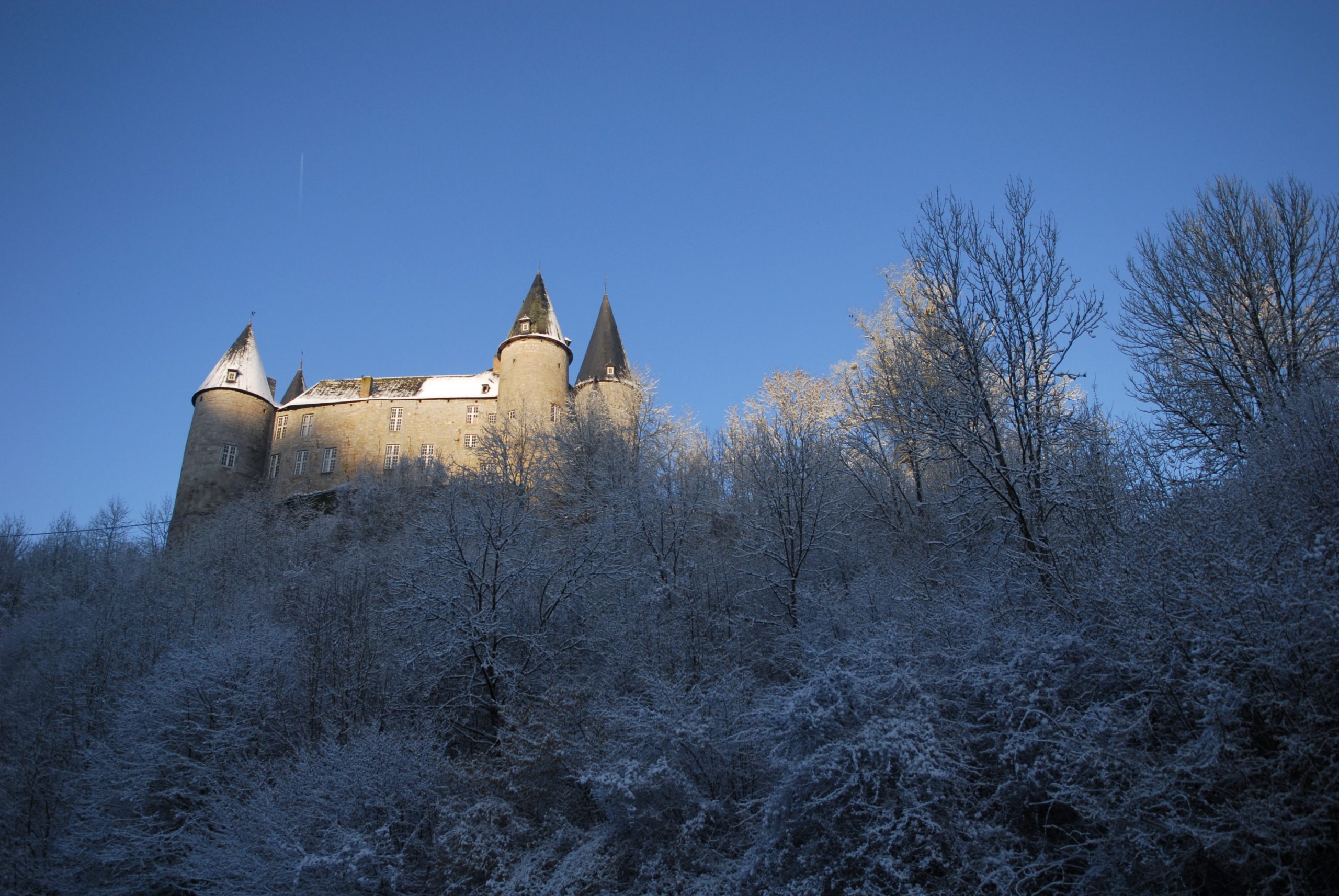Château de Vêves sous la neige